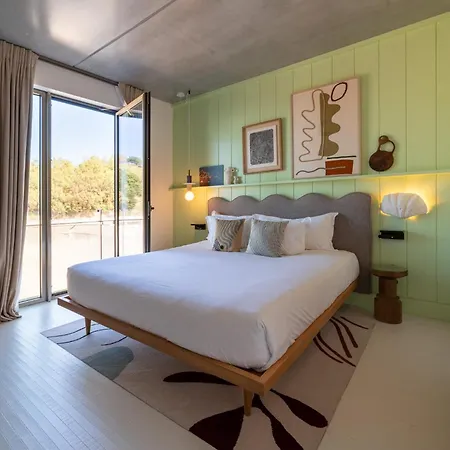 De La Hotel 4*