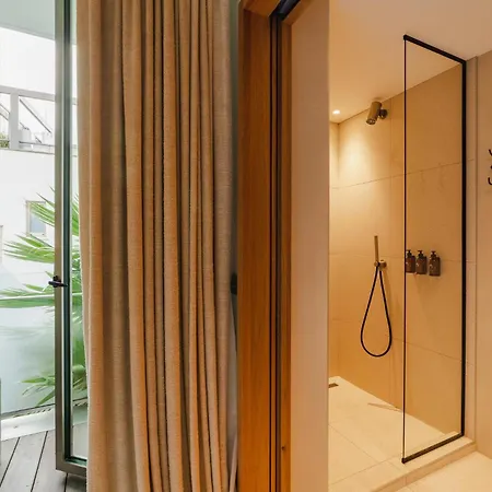 Hotel De La 4*